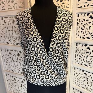 NWT Vince Camuto Black and White Geometric Blouse Sz M